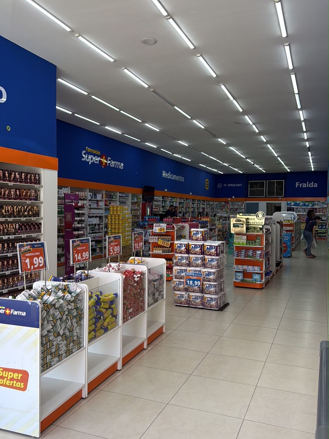 Visão geral do interior da Super Farma