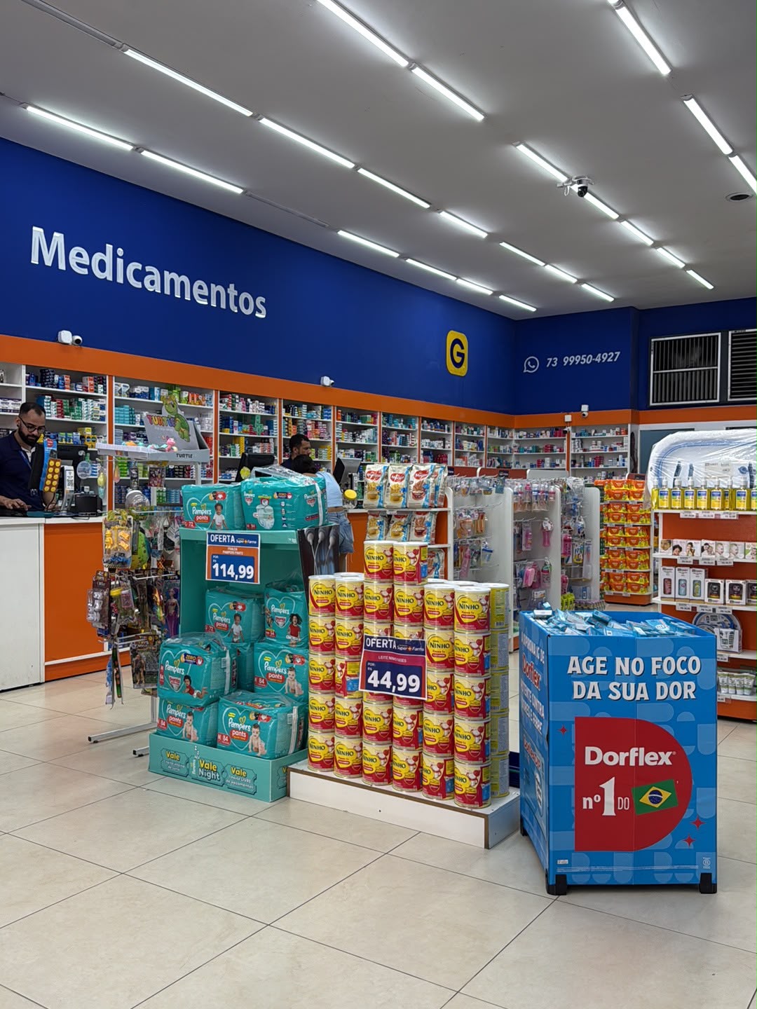 Interior de uma Super Farma com balcão de medicamentos